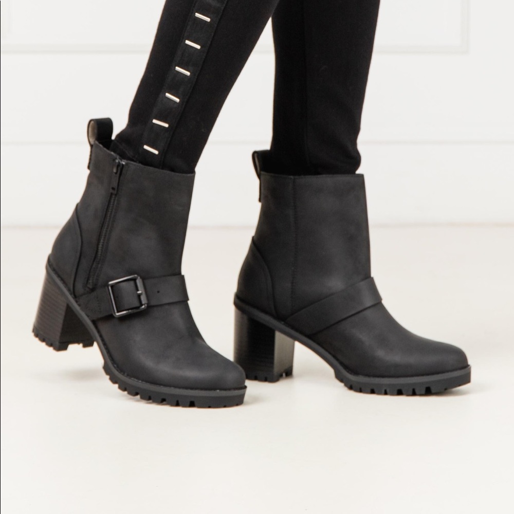 UGG Fern Waterproof Bootie 9